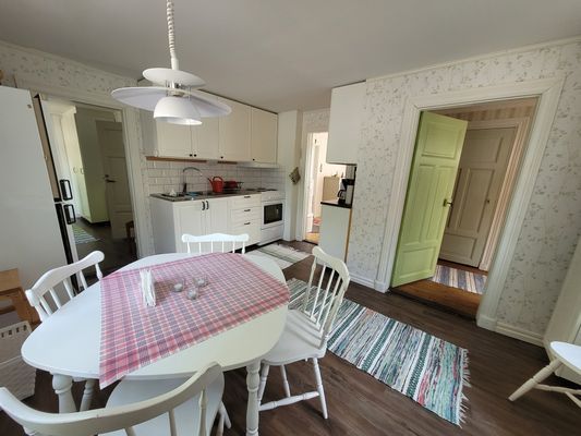 Charmig lägenhet i äldre stil på hästgård - Bild 7