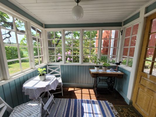 Charmig lägenhet i äldre stil på hästgård - Bild 2