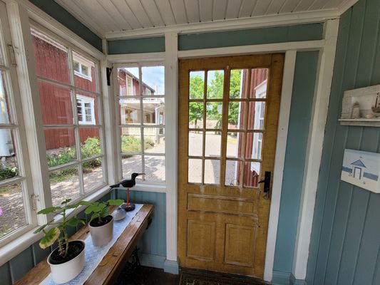 Charmig lägenhet i äldre stil på hästgård - Bild 3