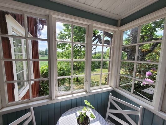 Charmig lägenhet i äldre stil på hästgård - Bild 4