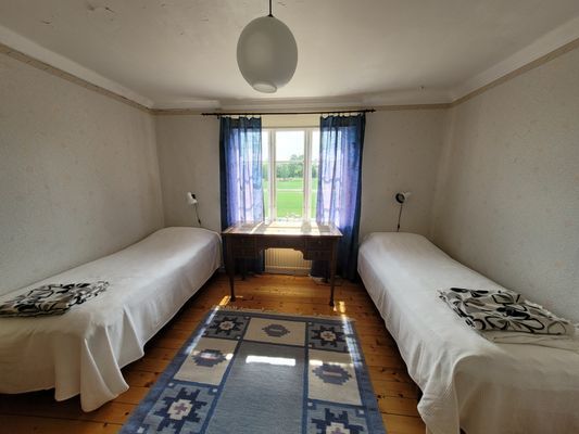 Charmig lägenhet i äldre stil på hästgård - Bild 10