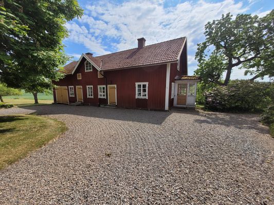 Charmig lägenhet i äldre stil på hästgård