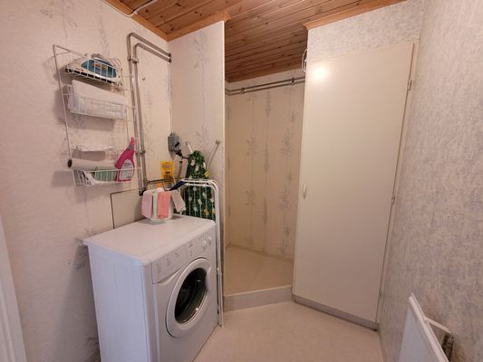 Charmig lägenhet i äldre stil på hästgård - Bild 13