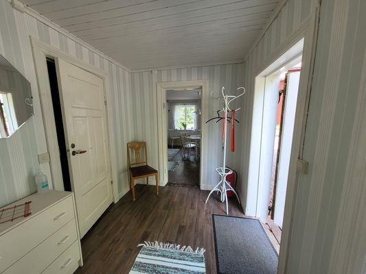 Charmig lägenhet i äldre stil på hästgård - Bild 5