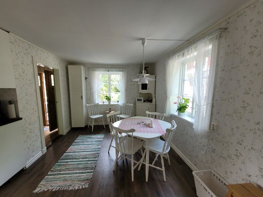 Charmig lägenhet i äldre stil på hästgård - Bild 6