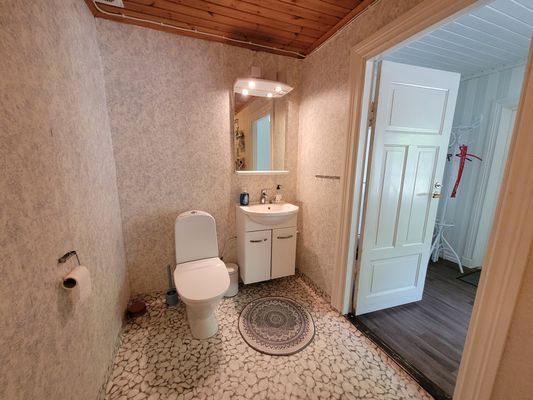 Charmig lägenhet i äldre stil på hästgård - Bild 12