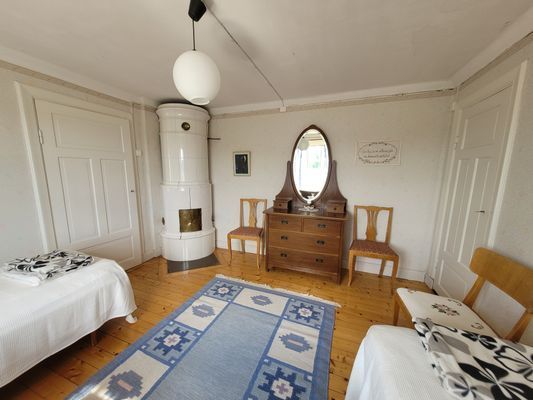 Charmig lägenhet i äldre stil på hästgård - Bild 11