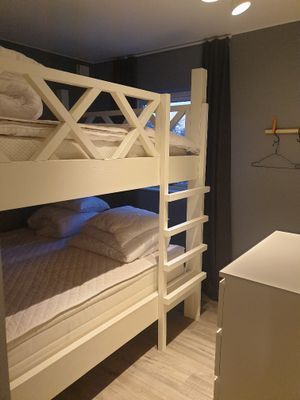 Sovrum1. 4 platser. Platsbyggda dubbelsängar både nere och uppe. Riktiga resårmadrasser, full bredd och bra höjder