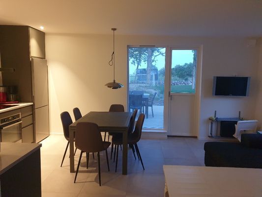 Fulltrustat kök, vardagsrum i gästhuset.