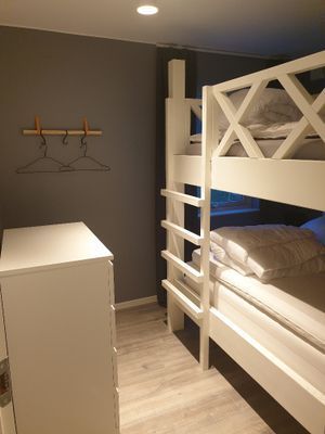 Sovrum2. 4 platser. Platsbyggda dubbelsängar både nere och uppe. Riktiga resårmadrasser, full bredd och bra höjder