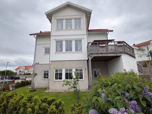 Rönnäng - fin lägenhet på nedre plan nära bad