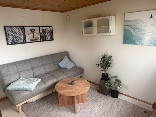 Mysig stuga med toppläge vid Skrea strand