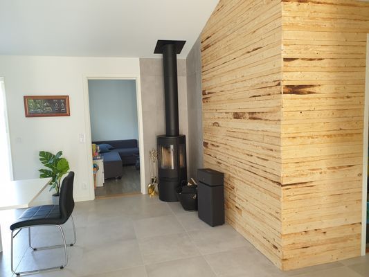 Kamin i vardagsrummet i huvudhuset