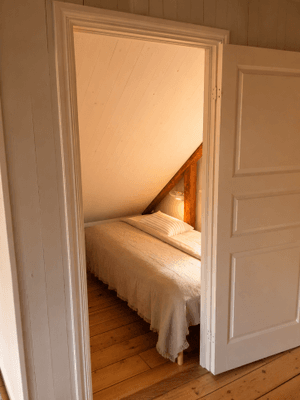Hus med själ & charm. Egen strand, brygga, båt. - Bild 15