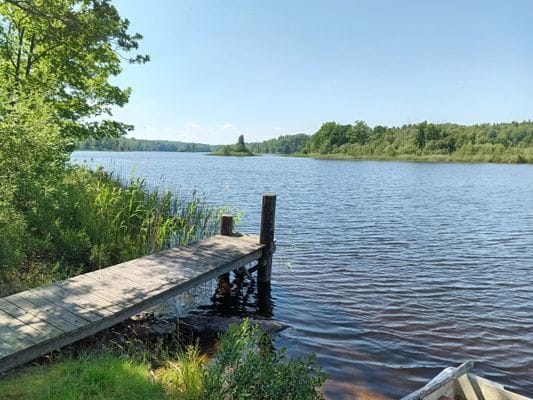 Enskilt belägen sommarstuga med egen strand - Bild 2