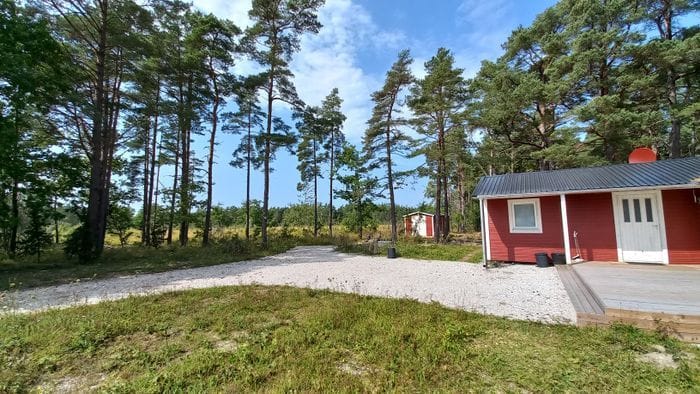 Röd trästuga Fria tider i augusti - Bild 6
