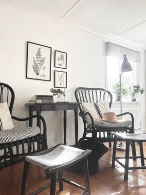 Fåtöljer framför öppen spis