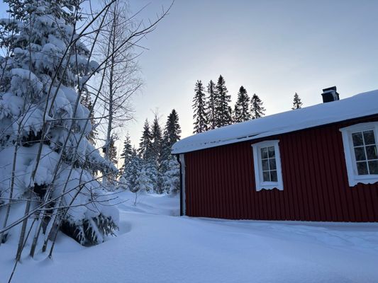 Ombonad stuga vid spår och sjö i Harsa - Bild 3