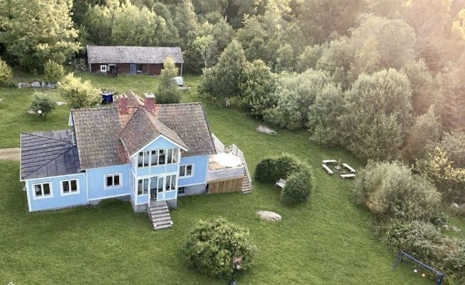Familjevänligt rymligt hus vid sjö och skog. - Bild 21