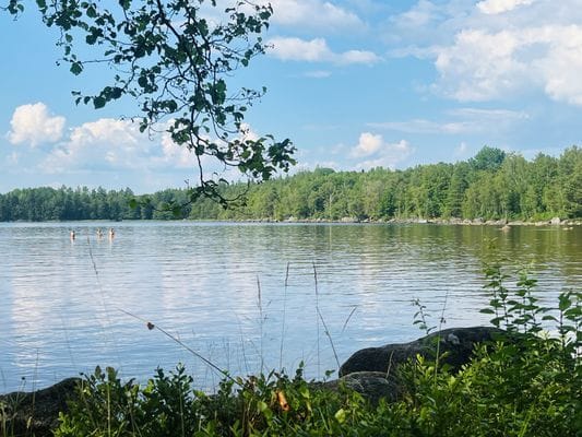 Familjevänligt rymligt hus vid sjö och skog. - Bild 27