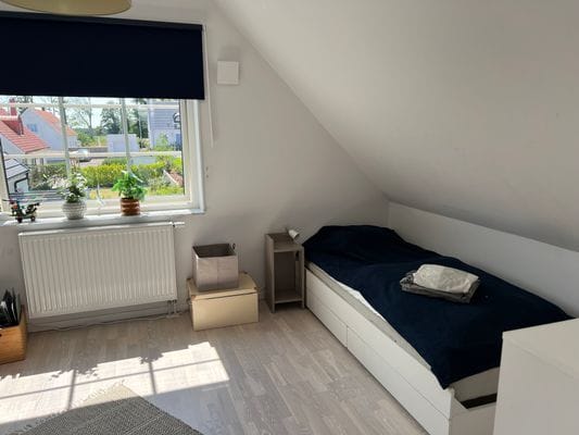 Sovrum 1 ovanvåning. 2 sängar med utdragbara sängar under, totalt 4 bäddar.