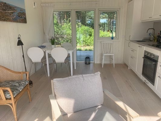Havsnära nybyggd stuga med roddbåt. - Bild 19