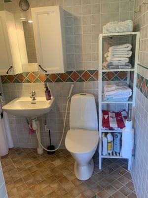 Mysigt litet hus med sjöutsikt - Bild 5