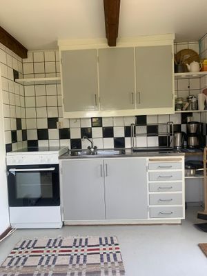 Mysigt litet hus med sjöutsikt - Bild 9
