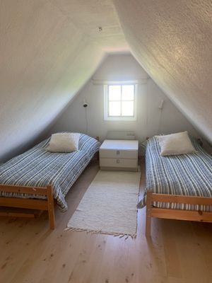 Mysigt litet hus med sjöutsikt - Bild 11