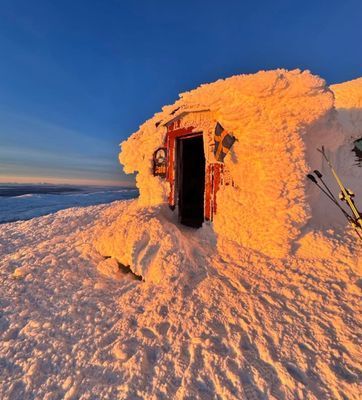 Toppstugan med cafe 1420 meter, tolka med skoter från Åreskutans topp