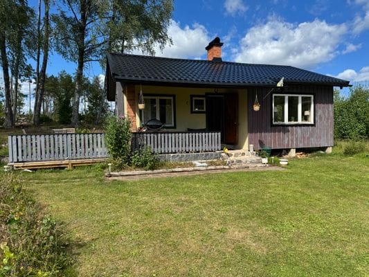 Mysig stuga med lantligt läge