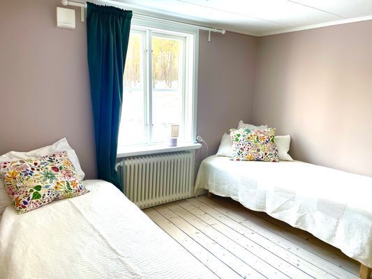 3 stycken enkelsängar i detta sovrum