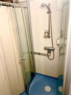 Duschrum med tvättmaskin