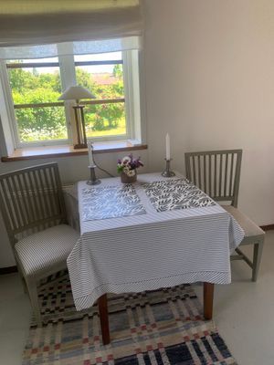 Mysigt litet hus med sjöutsikt - Bild 4