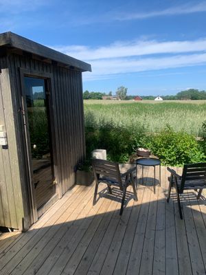 Mysigt litet hus med sjöutsikt - Bild 8