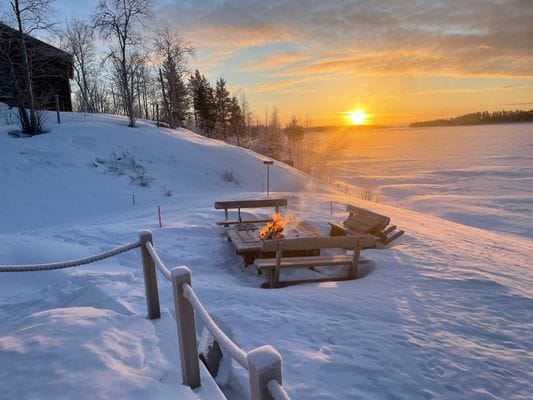 Trivsam gäststuga med sjöläge - Bild 16