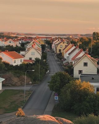 Gatan och huset sett från klipporna vid Ålevik