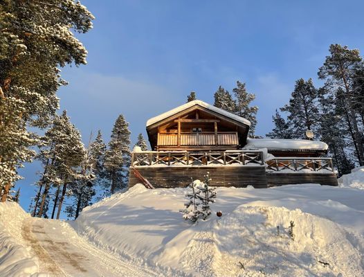 Mysig timmerstuga med magisk utsikt - Bild 1