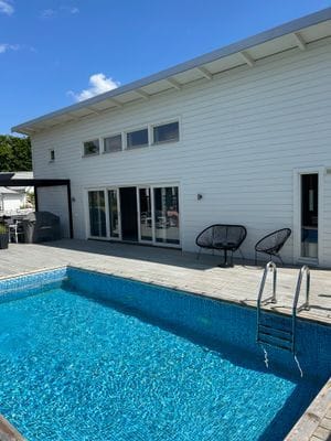 Modernt fritidshus med pool, centralt Köpingsvik.