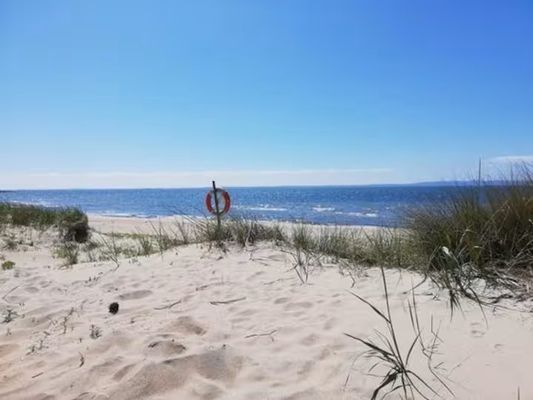 Nära bad och vacker lugn strand - Bild 2