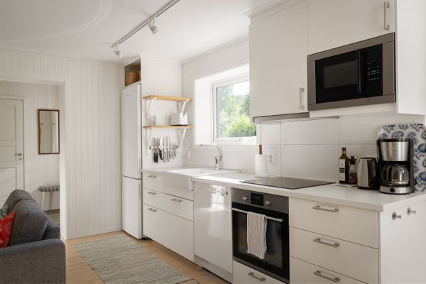 Fullt utrustat kök med diskmaskin, mikro, induktionshäll och varmluftsugn. Generös kylf/frys.