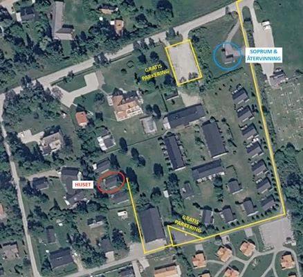 Möjlighet att köra fram bilen hela vägen till stugan vid av- och pålastning. Två gratis parkeringsplatser i anslutning. Soprum och återvinningsrum.