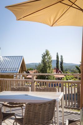 Stor och privat terrass i söderläge med utsikt på Järvsö klack.