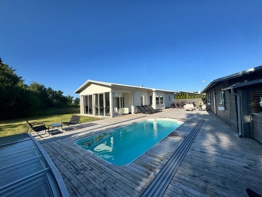 Pärla med pool vid havet