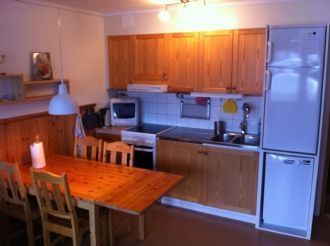 Allrum-kök, bordet är utbytt mot ett större