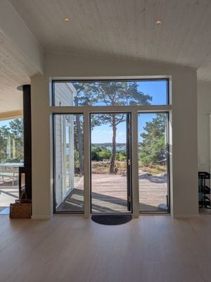 Arkitektritad stuga med havsutsikt nära Grebbestad - Bild 12