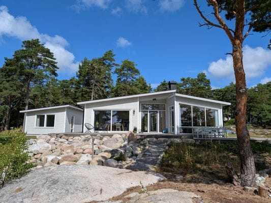 Arkitektritad stuga med havsutsikt nära Grebbestad - Bild 2