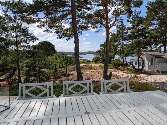 Arkitektritad stuga med havsutsikt nära Grebbestad