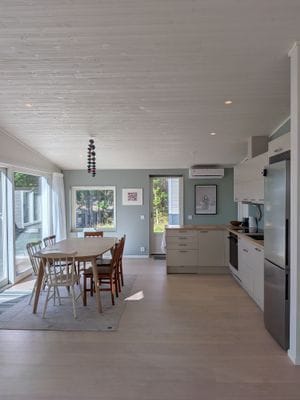 Arkitektritad stuga med havsutsikt nära Grebbestad - Bild 13
