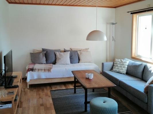 Vardagsrum med soffa samt två staplingsbara 80 cm sängar